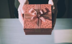 Mehr über den Artikel erfahren Dartpfeile und Topmodel Mäppchen – originelle Geschenkideen für Jungen und Mädchen