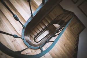 Mehr über den Artikel erfahren Darum überzeugt die Holztreppe