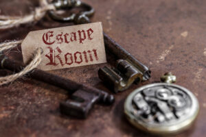 Escape Room Schild mit Schlüssel und geöffneter Taschenuhr