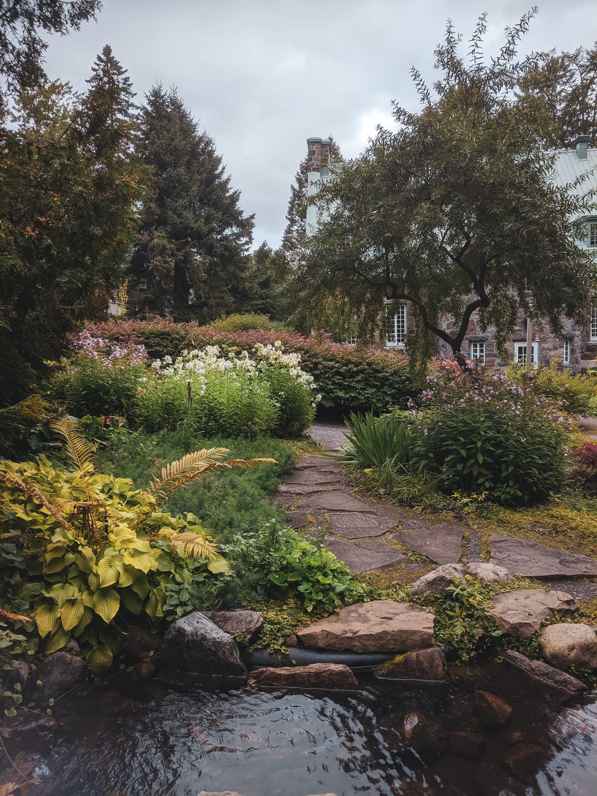 Garten mit Blumen und einem Weg