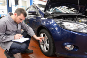 Mehr über den Artikel erfahren Wann braucht man einen KFZ Gutachter?