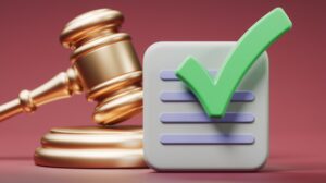 Symbolbild zur Wahl zwischen Pflichtverteidiger Neuss und privater Kanzlei – juristische Checkliste mit Gerichtshammer